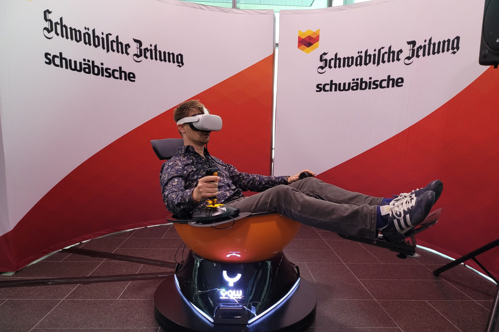 Ein Mann sitzt in einem Virtual-Reality-Flugsimulator