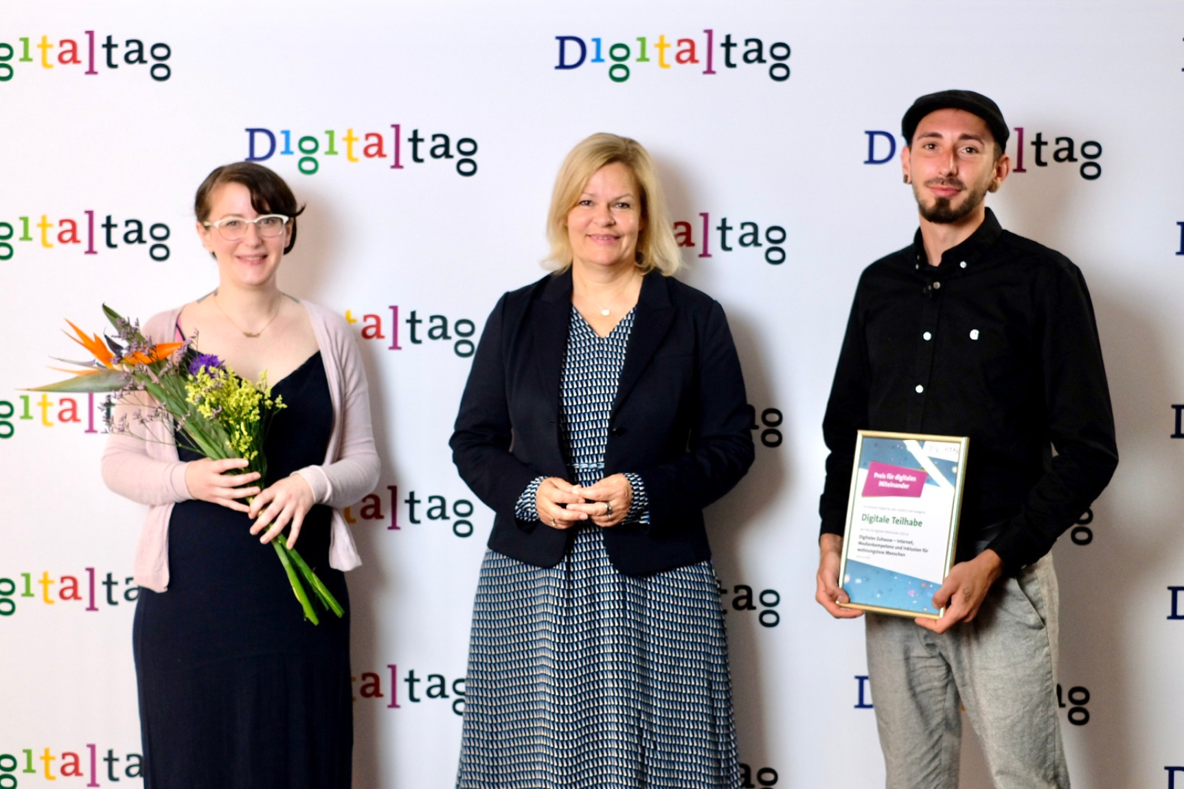 Die Gewinner des Preises in der Kategorie Digitale Teilhabe zusammen mit Nancy Faeser, Bundesministerin des Innern und für Heimat.
