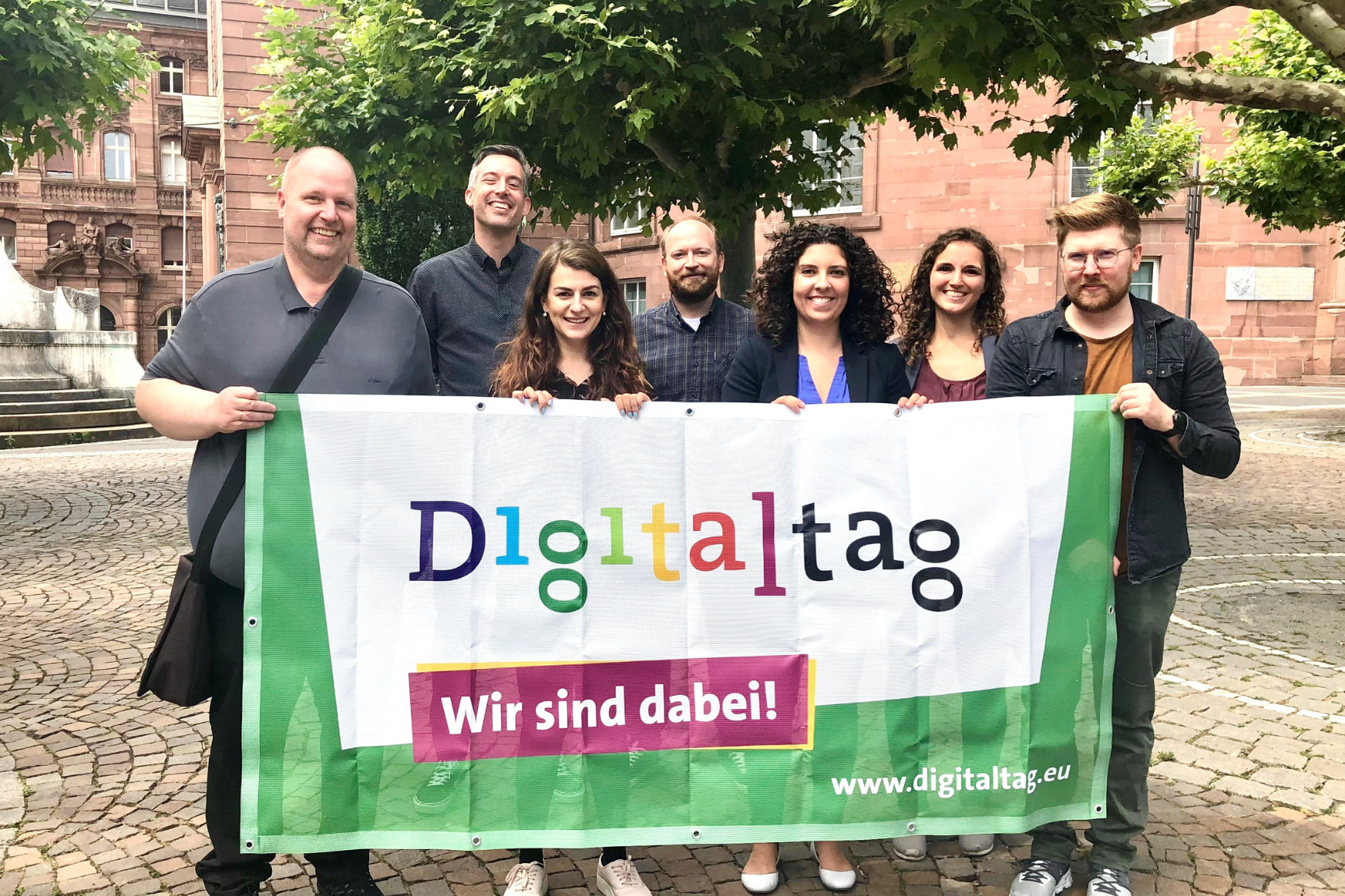 MItarbeiter und Mitarbeiterinnen der Stadt Frankfurt am Main halten ein Digitaltag-Banner hoch