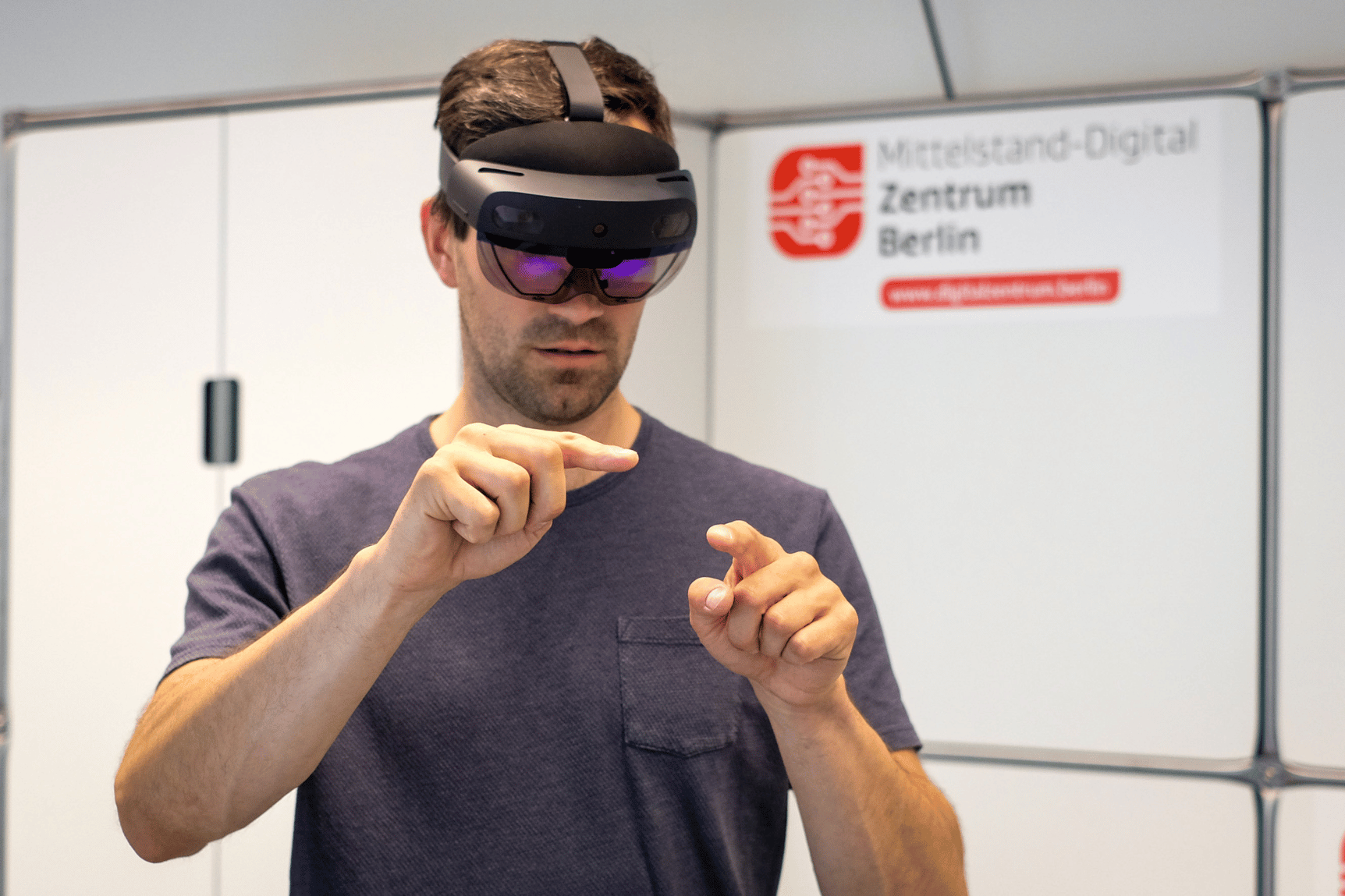 Ein Mann trägt eine VR-Brille