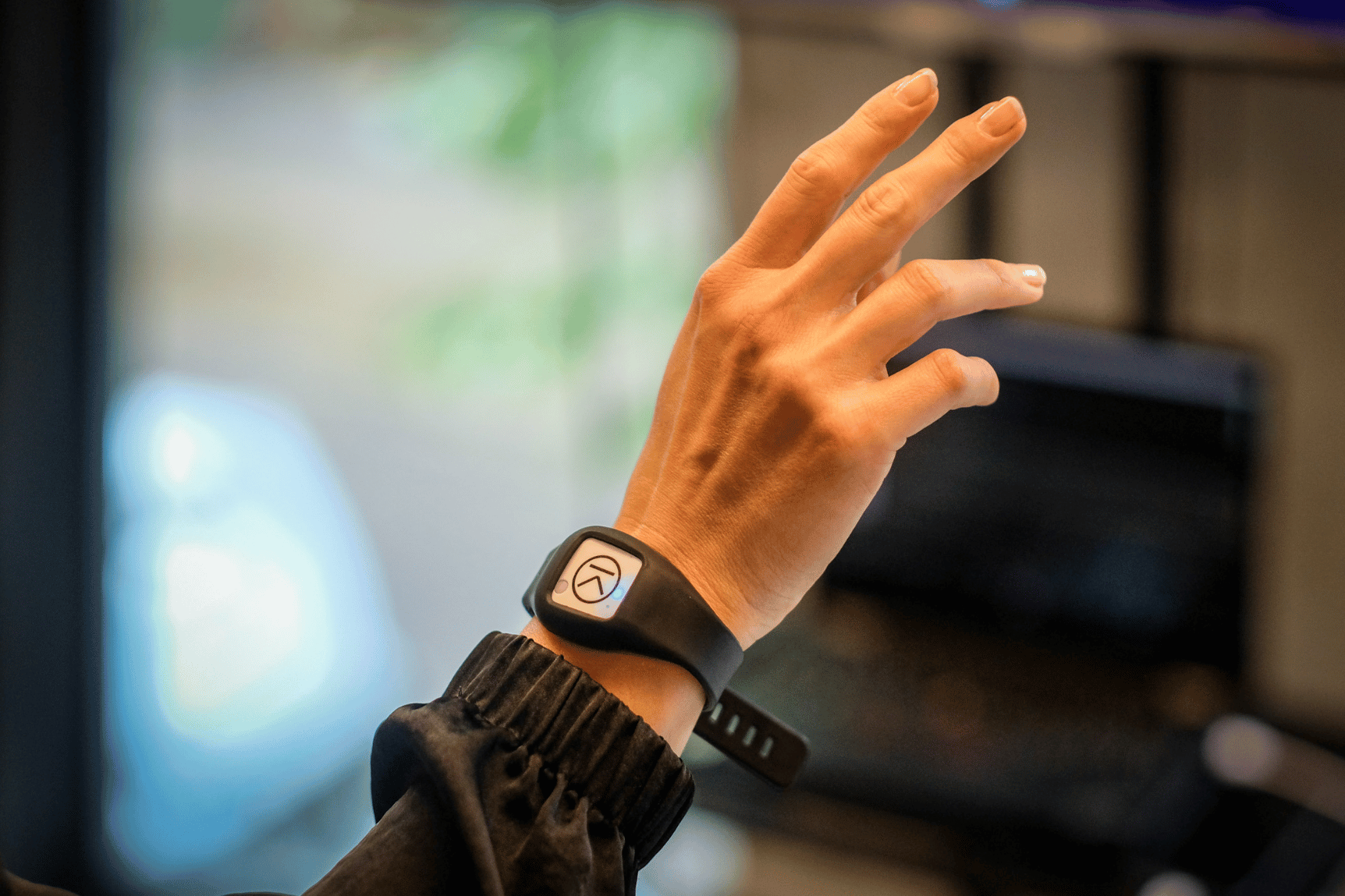 Foto einer Hand, am Handgelenk eine Smartwatch