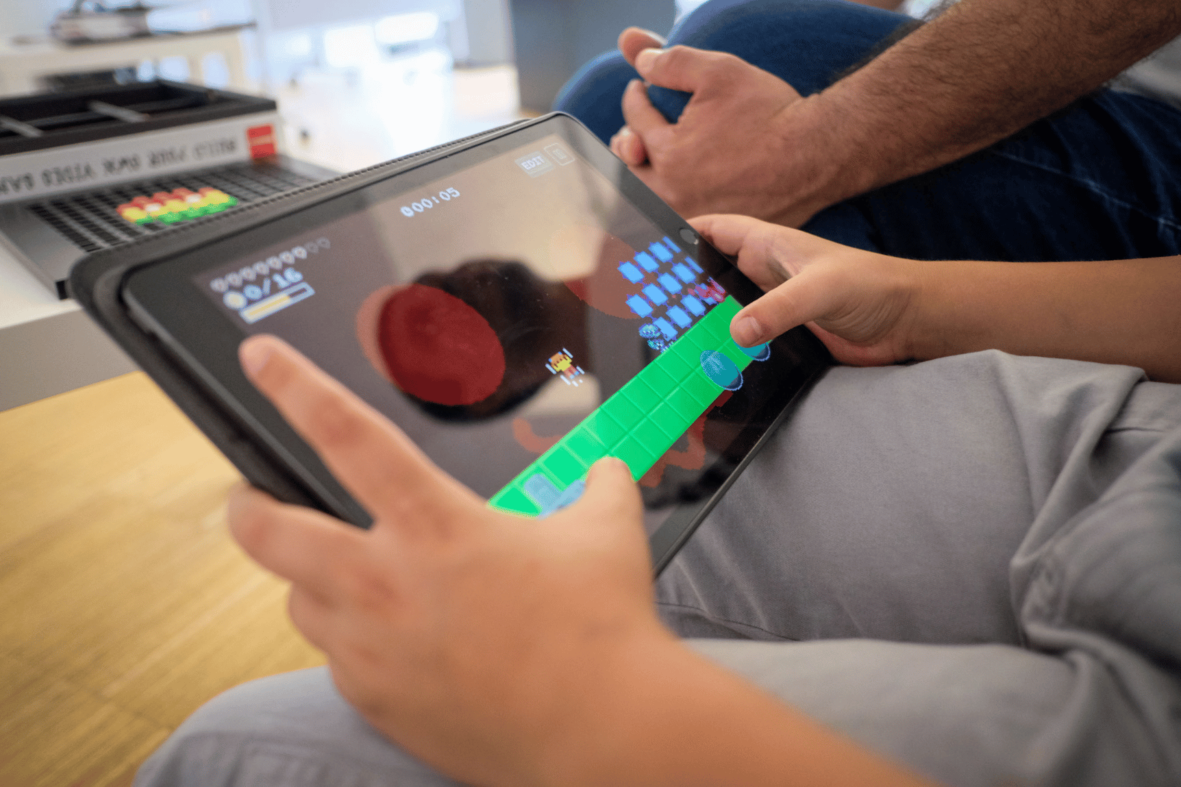 Ein Kind spielt ein Spiel auf einem Tablet