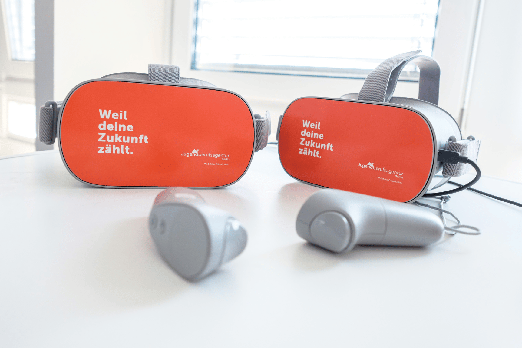 Zwei VR-Brillen und die dazugehörigen Controller liegen auf einem Tisch