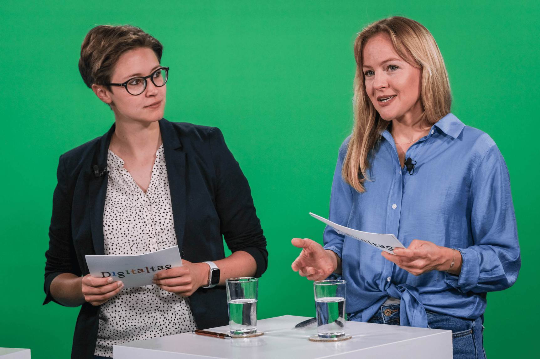 Die zwei Moderatorinnen des Digital-Livestreams vor dem Green Screen