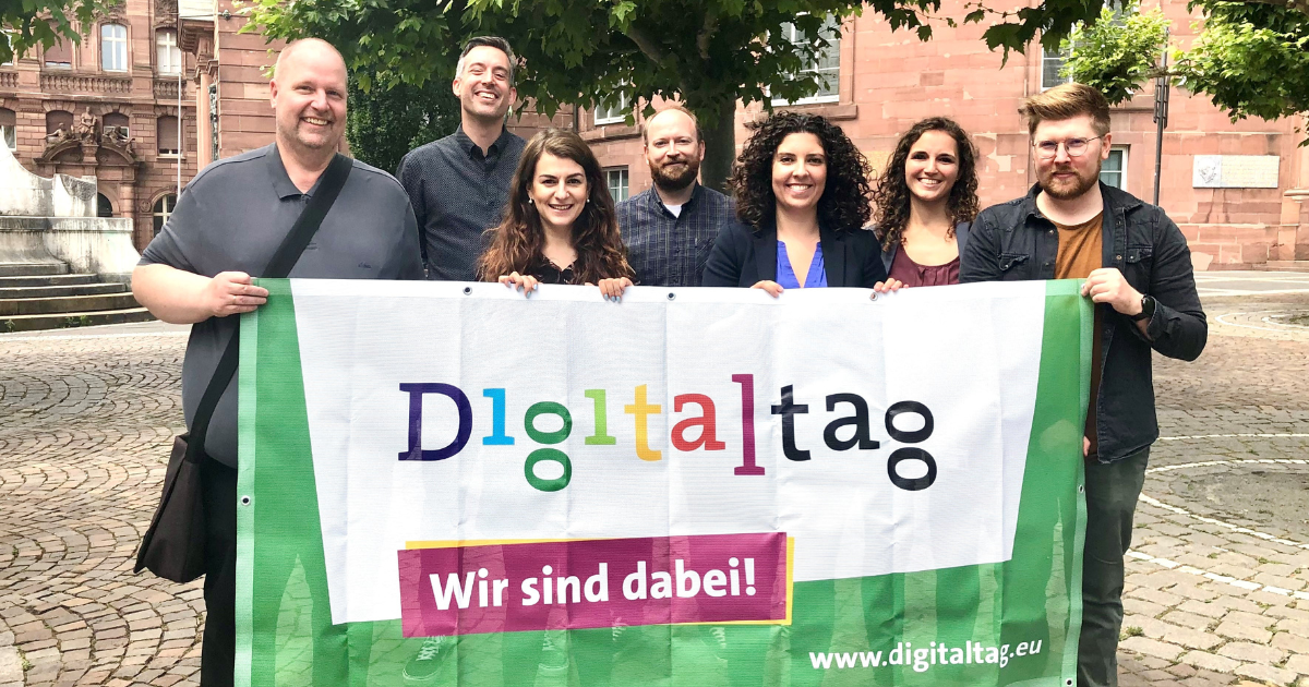 Foto einer Gruppe Menschen, die ein Digitaltag-Banner halten