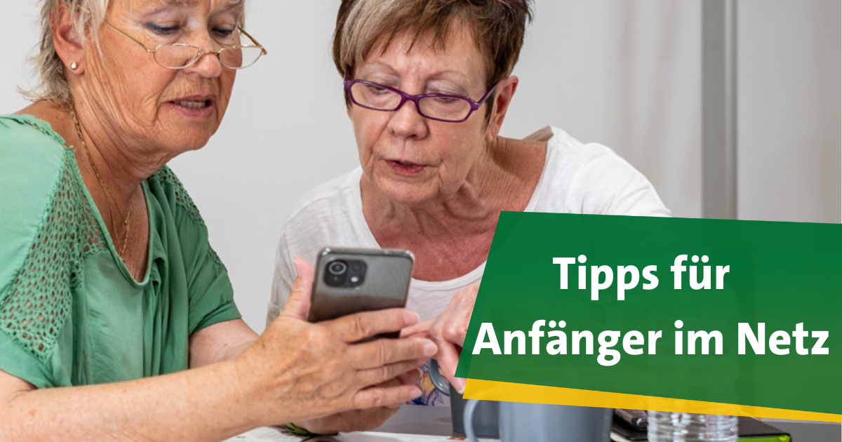 Foto von zwei älteren Frauen, die gemeinsam in eine Handy schauen. Die eine erklärt der anderen daran etwas. Darauf der Text: Tipps für Anfänger im Netz
