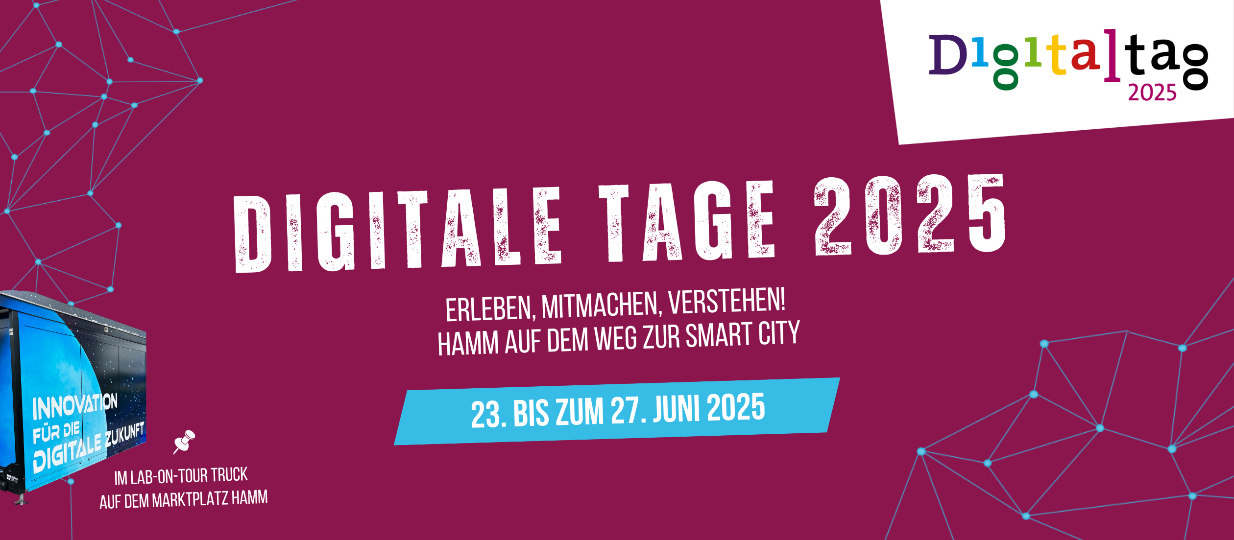 Auf einem weinroten Hintergrund steht in großen, weißen Buchstaben: „Digitale Tage 2025“. Darunter befindet sich der Slogan: „Erleben, Mitmachen, Verstehen! Hamm auf dem Weg zur Smart City“. Ein blauer Balken zeigt das Veranstaltungsdatum: „23. bis zum 27. Juni 2025“. Links unten ist ein blau-schwarzer Truck mit der Aufschrift „Innovation für die digitale Zukunft“ abgebildet, daneben steht: „Im Lab-on-Tour Truck auf dem Marktplatz Hamm“. Oben rechts ist das farbenfrohe Logo des Digitaltags 2025 zu sehen. Im Hintergrund verlaufen blaue, linienverbundene Punkte als grafische Netzstruktur.