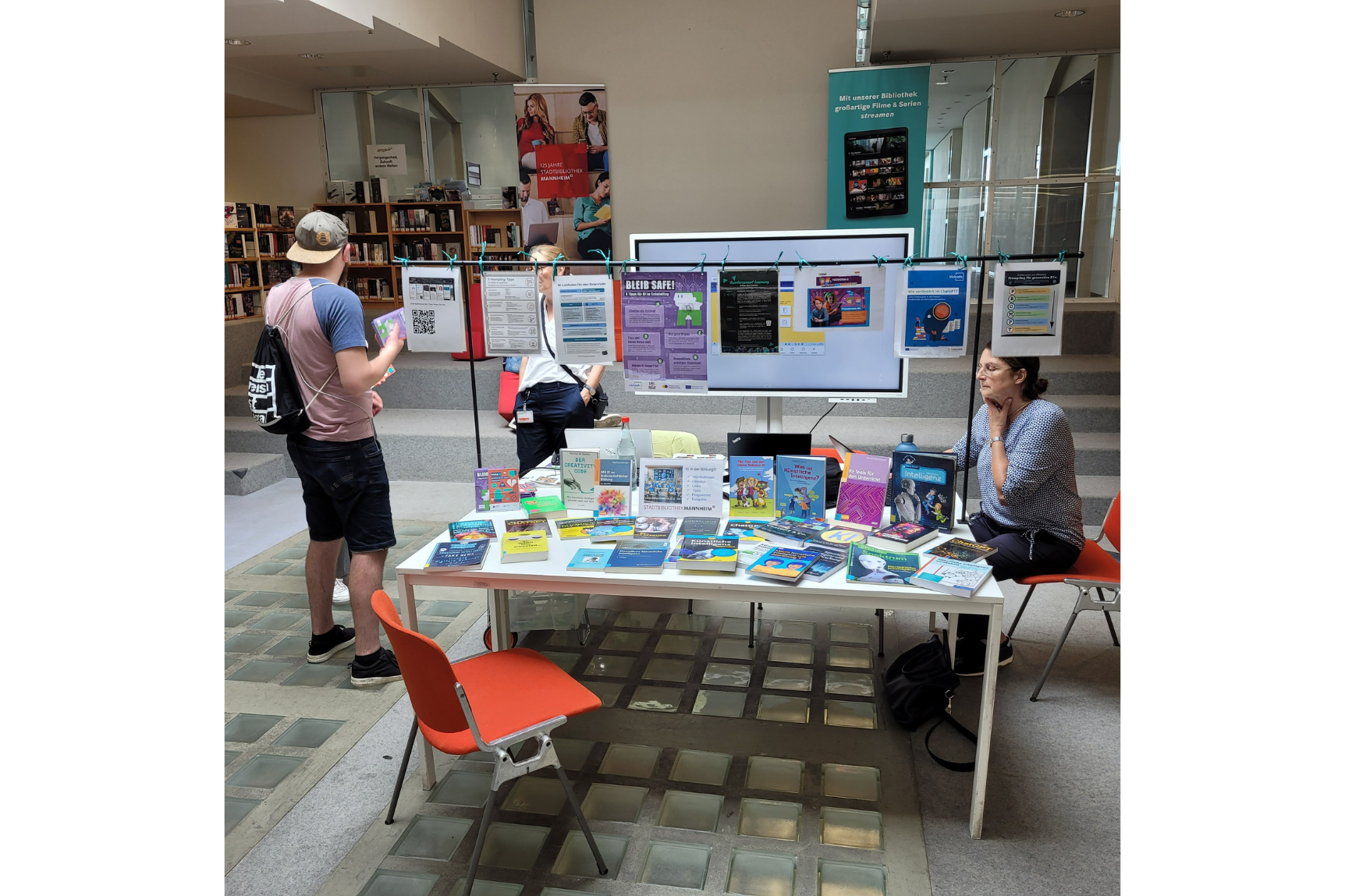 Infostand in einer Bibliothek. 