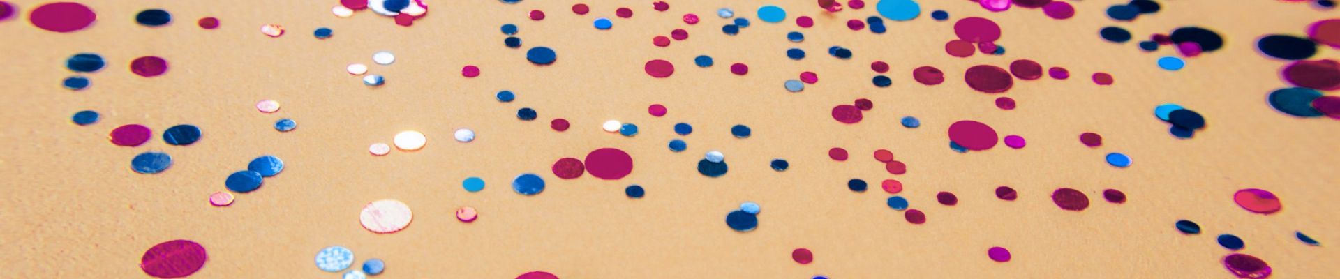 Buntes Konfetti auf hellem Untergrund