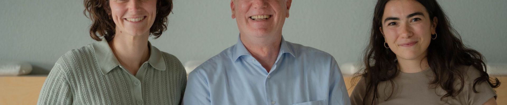 Ein Foto von drei Personen, die nebeneinander stehen. Links steht Linda Machwitz, Geschäftsführerin der DFA Digital für alle gGmbH. In der Mitte steht Matthias Andreesen, Geschäftsführer dder TÜV SÜD Stiftung und rechts steht Leah Schrimpf, Leiterin Digitale Gesellschaft beim Bitkom. Alle lächeln in die Kamera.