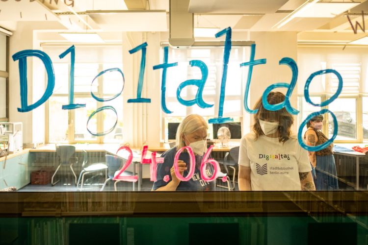 Auf einer Scheibe steht "Digitaltag 24.06."