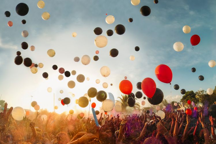 Bunte Luftballons, die in die Luft steigen.