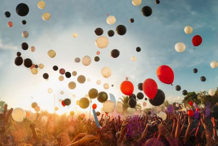 Bunte Luftballons steigen in den Himmel auf