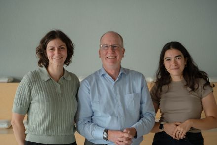 Ein Foto von drei Personen, die nebeneinander stehen. Links steht Linda Machwitz, Geschäftsführerin der DFA Digital für alle gGmbH. In der Mitte steht Matthias Andreesen, Geschäftsführer dder TÜV SÜD Stiftung und rechts steht Leah Schrimpf, Leiterin Digitale Gesellschaft beim Bitkom. Alle lächeln in die Kamera. 