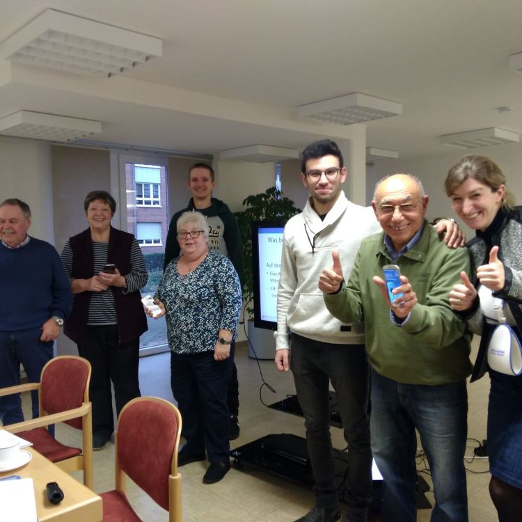 Gruppe von Senioren und Seniorinnen mit Handys in der Hand