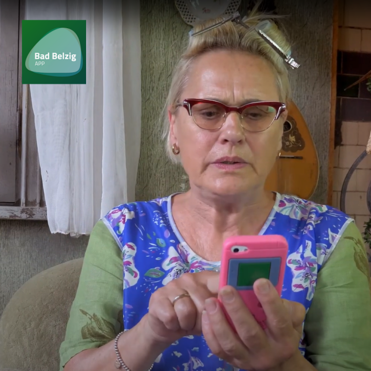 Ältere Frau benutzt ein Handy