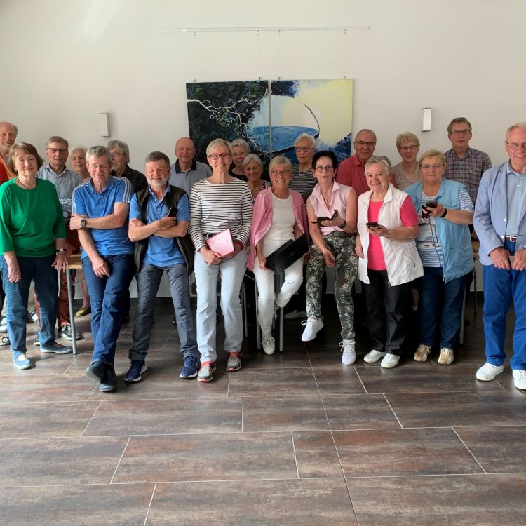 Rechts oben Logo des Digitaltags und blauer Fächer mit der Aufschrift "Publikumspreis 2022". Foto: Gruppenbild des Seniorenbeirats Steinfurt. Text: 3. Platz "Digitale Teilhabe", PAULINE IST COOL, Seniorenbeirat Steinfurt und weitere ehrenamliche Helferinnen und Helfer