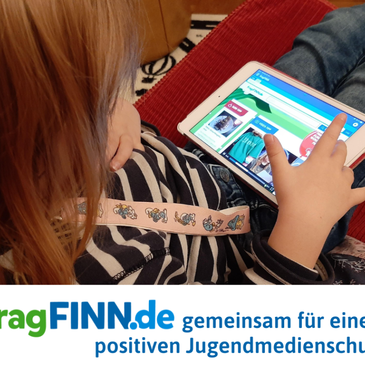 Kind nutzt die Suchmaschine "FragFINN.de" auf einem Tablet