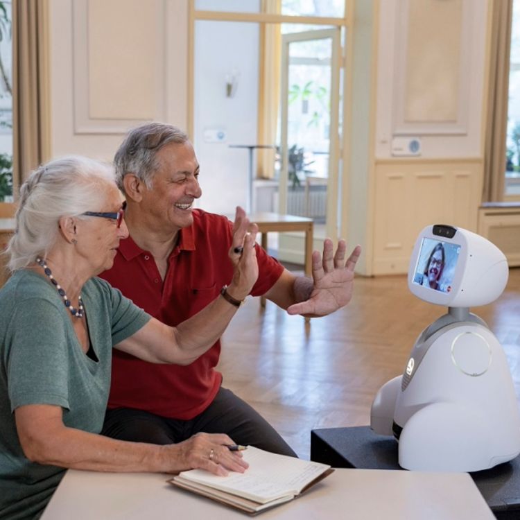 Zwei Senioren mit einem Lernroboter