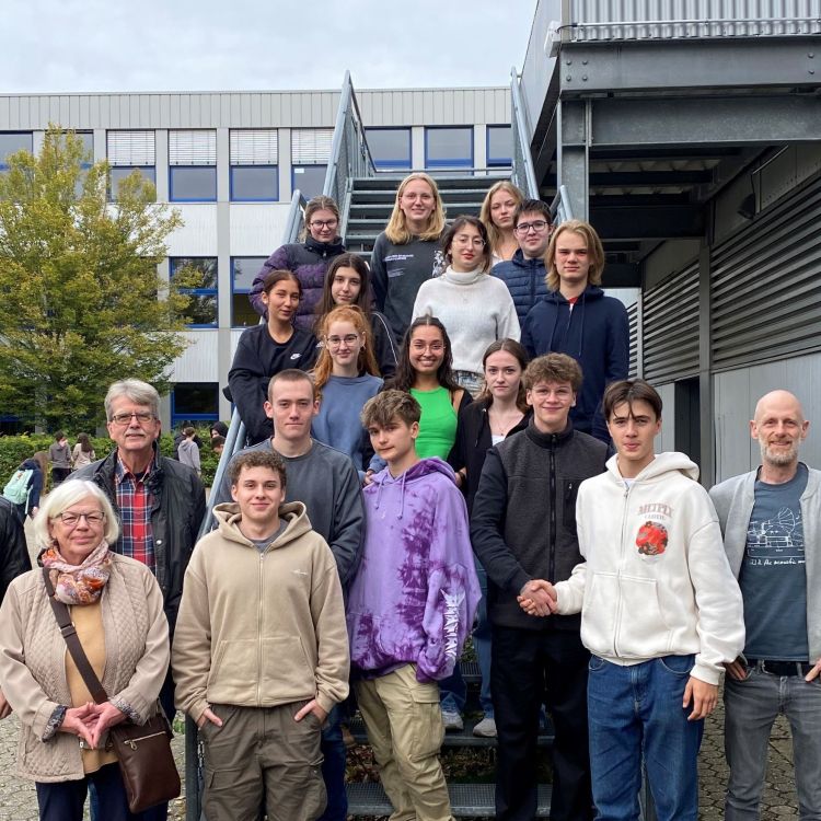 Gruppenfoto einer Schulklasse und Seniorinnen und Senioren.