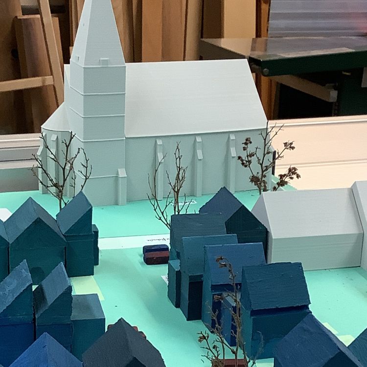 Modell einer Stadt mit Kirche und Häusern