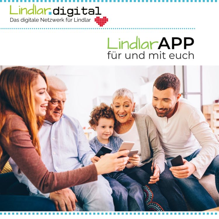 Eine Familie schaut sich gemeinsam etwas auf einem Smartphone an. 