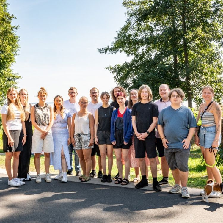 Gruppenfoto mehrerer Jugendlicher