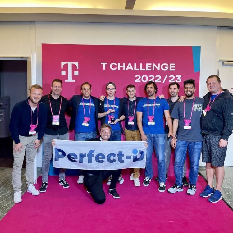 Gruppenbild mit Banner "Perfect-ID" vor magenta Telekom-Challenge Hintergrund