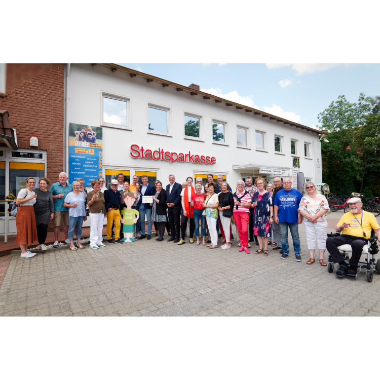 Foto einer Gruppe Menschen vor einem Sparkassen-Gebäude