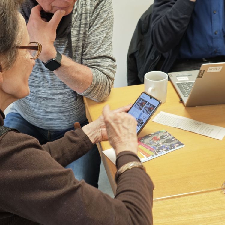 Foto aus einer Sprechstunde ehrenamtlichen Mediencoaches in Weimar