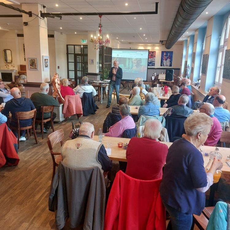 Teilnehmende Zuschauer bei einem Vortrag.