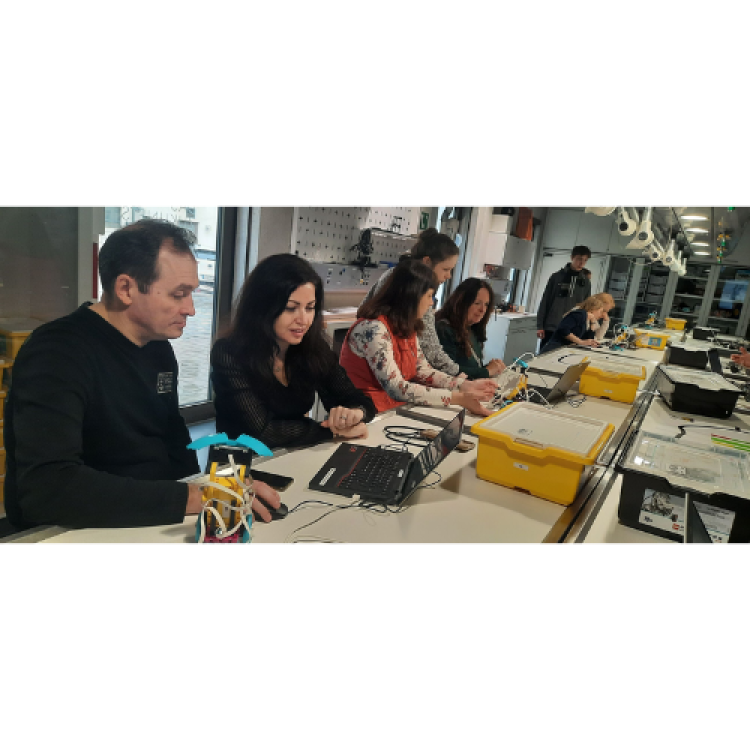 Foto von Teilnehmenden eines Computer-Workshops