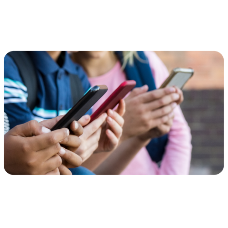 Drei Schülerinnen und Schüler halten jeweils ein Smartphone in ihren Händen.