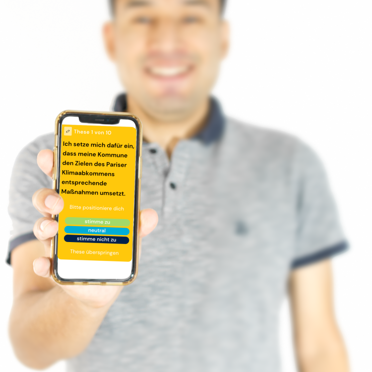 Eine Person hält ein Handy in die Kamera, auf der die App des LocalZero-Zukunfts-Wahlcheck  zu sehen ist.