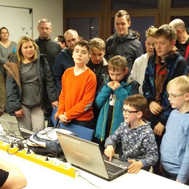 Foto einer Gruppe teilnehmender Kinder im CoderDojo