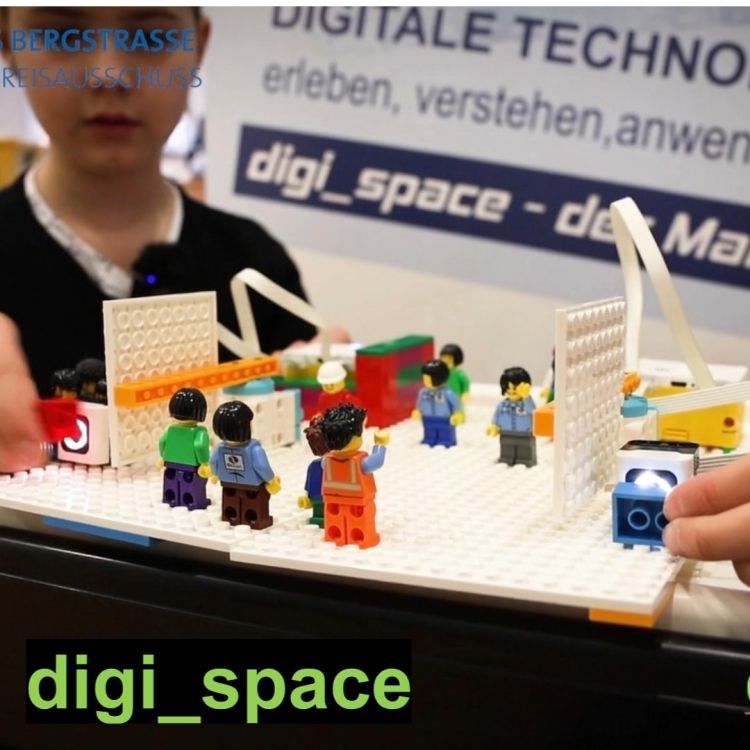Foto eines Jungen mit Lego-Figuren im digi_space