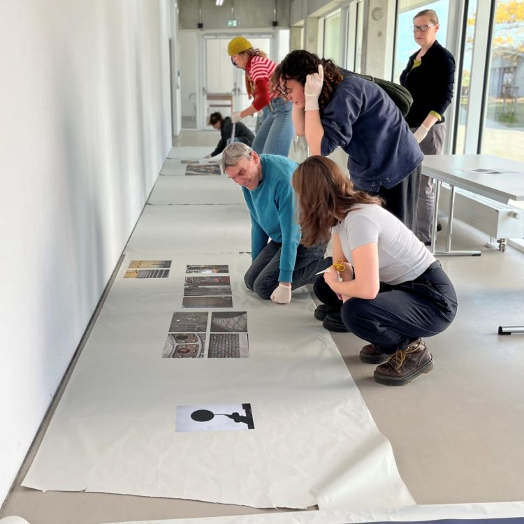 Besuchende einer Fotoausstellung