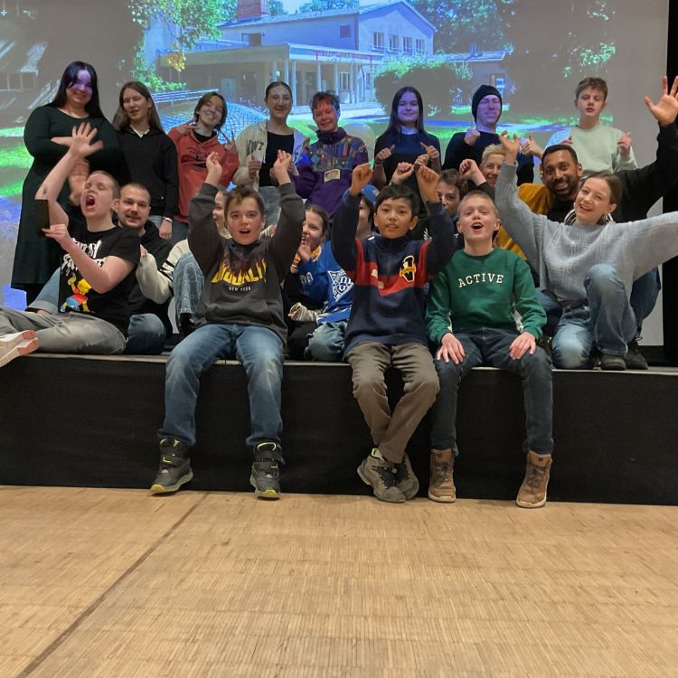 Gruppenbild mit Teilnehmenden des Musikvideoworkshops