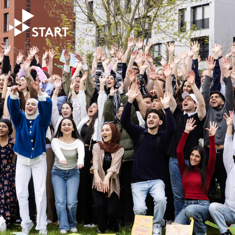 Foto einer Gruppe Menschen, die fröhlich feiern und ihre Arme hochstrecken.
