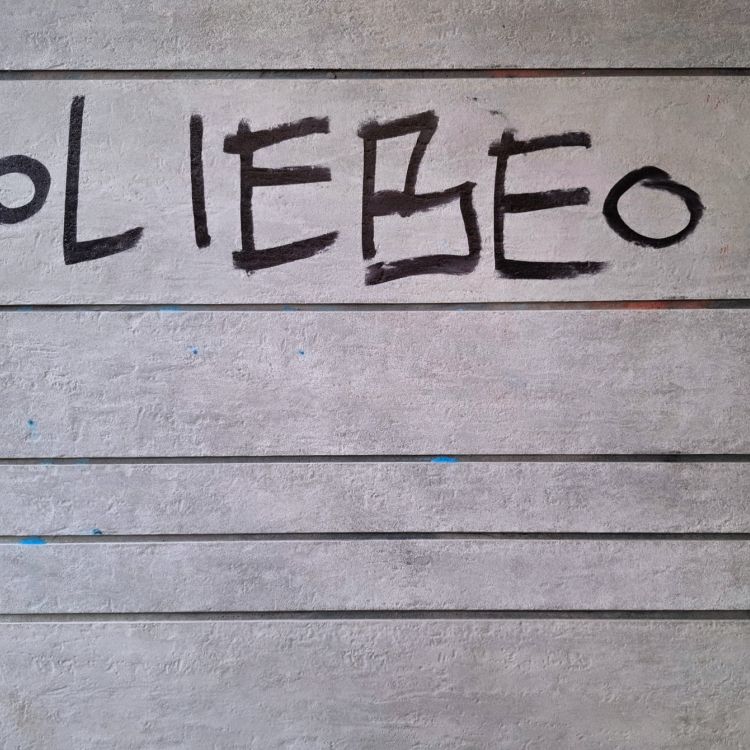 "LIEBE"-Grafitti auf einer Wand