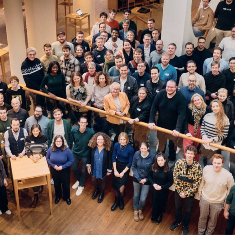 Gruppenbild mit Teilnehmenden des Politechathon.