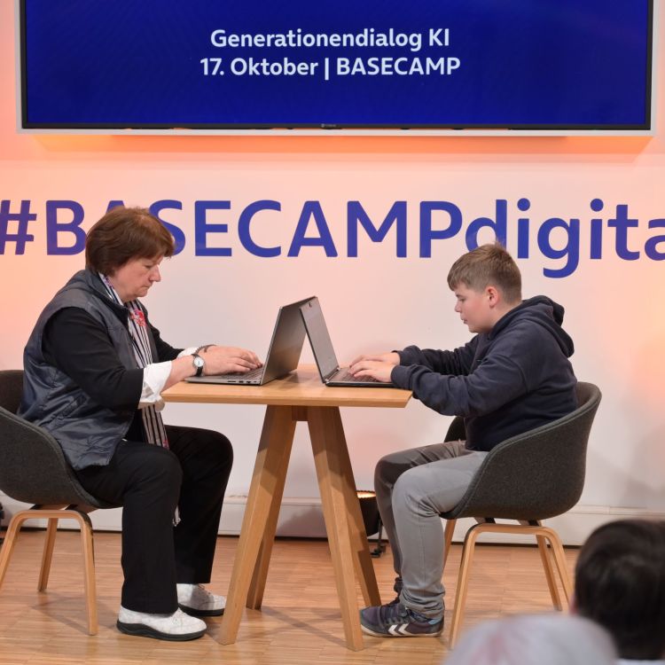 Foto mit Teilnehmenden einer Ausgabe eines Generationendialogs