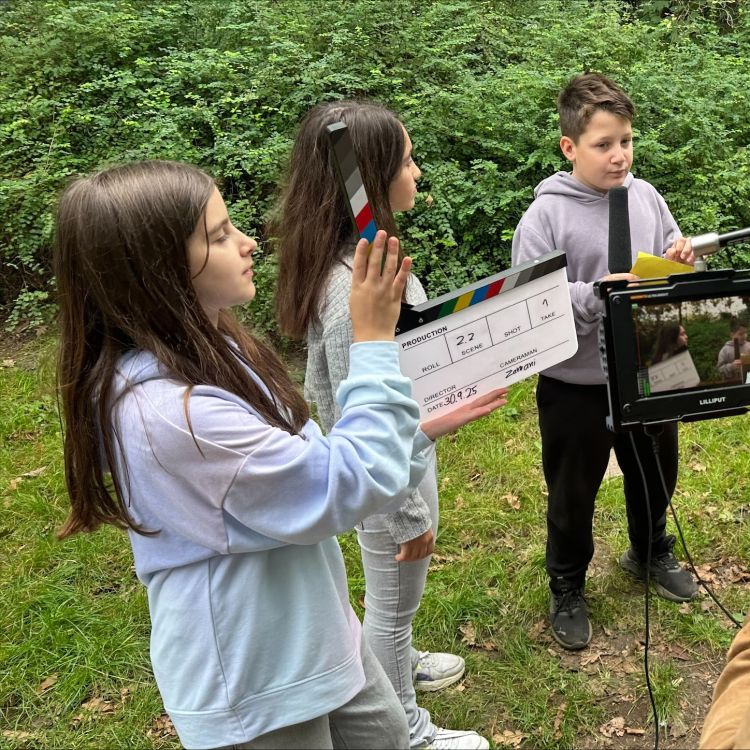 Eine Gruppe Kinder bei einer Filmaufnahme